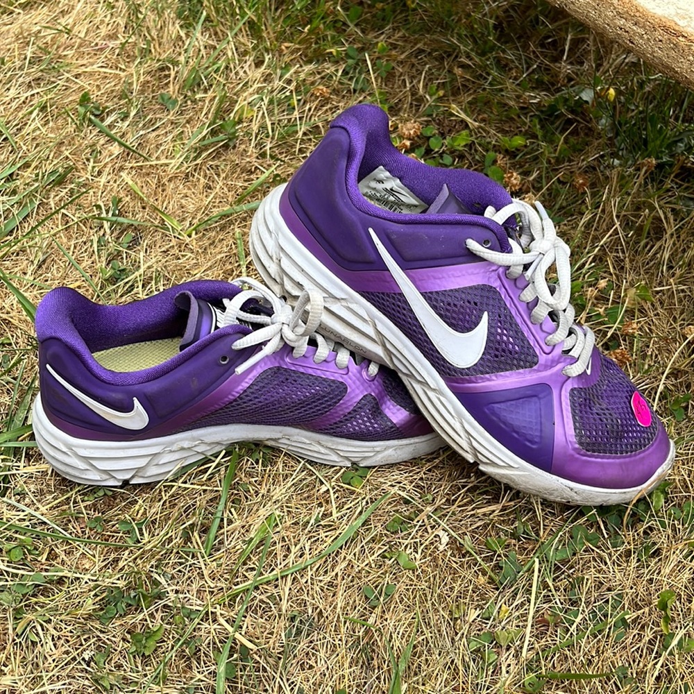 Lightly used women’s size 6 Nike Lunarlon
